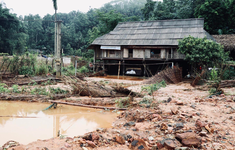 Nhà bà Lương Thị Hằng ở thôn 2 Núi Vì, xã Hưng Khánh sống sát chân mỏ bị nước, bùn đất tràn vào nhà làm hư hỏng nhiều đồ đạc… (Ảnh: Tuấn Anh/TTXVN)