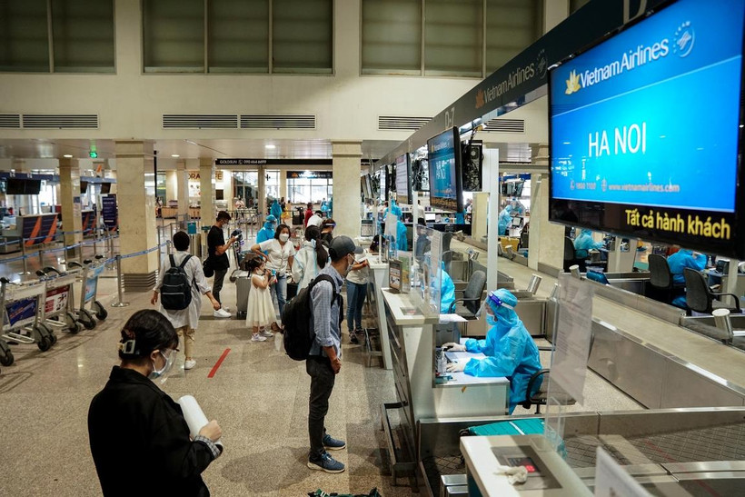 Hành khách Vietnam Airlines làm thủ tục ở quầy check-in sân bay Tân Sơn Nhất. (Ảnh: CTV/Vietnam+)