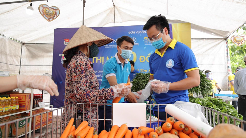 “Siêu thị mini 0 đồng - Hà Nội trái tim hồng” tại Thủ đô bắt đầu mở cửa để tiếp sức cho những người lao động và sinh viên đang gặp khó khăn do dịch bệnh. (Ảnh: PV/Vietnam+)