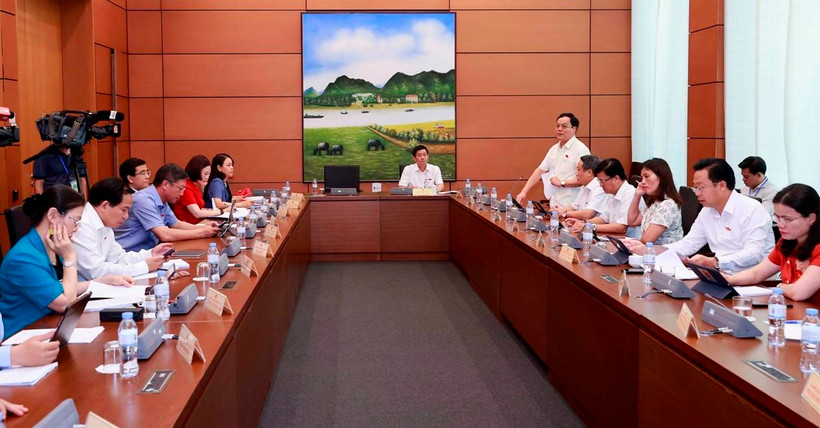 Các Đại biểu Quốc hội thảo luận ở tổ về Luật Kinh doanh bất động sản (sửa đổi). (Ảnh: Doãn Tấn/TTXVN)