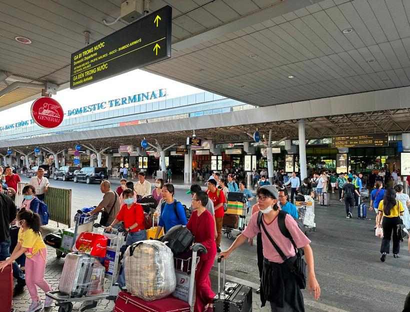 Lượng hành khách đi và đến Sân bay Tân Sơn Nhất vẫn đạt mức rất cao sau kỳ nghỉ Tết Nguyên đán Giáp Thìn 2024. (Ảnh: PV/Vietnam+)