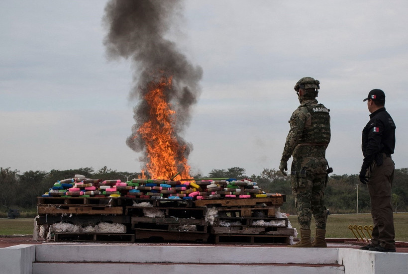 Binh sỹ Mexico thiêu hủy số ma túy thu giữ tại Veracruz, Mexico. (Ảnh: AFP/TTXVN)