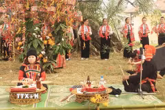 Nghi lễ cầu may mắn tại Lễ hội Hết Chá. (Ảnh: Nguyễn Cường/TTXVN).