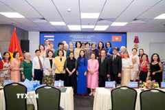 Bà Wiraka Moodhitaporn, Tổng Lãnh sự Vương quốc Thái Lan tại Thành phố Hồ Chí Minh cùng các đại biểu tại buổi gặp mặt. (Ảnh: Xuân Khu/TTXVN)