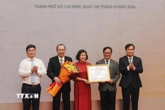 Công ty TNHH Đường sách Thành phố Hồ Chí Minh nhận Bằng khen của Ban Tuyên giáo và Dân vận Trung ương vì đã có thành tích xuất sắc trong công tác tuyên truyền, đóng góp cho sự nghiệp phát triển xuất bản và văn hóa đọc. (Ảnh: Thu Hương/TTXVN)