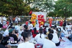Cộng đồng người Việt tại tỉnh Okinawa (Nhật Bản) quây quần trong dịp Tết Trung Thu. (Ảnh: Phạm Tuân/TTXVN)