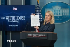 Thư ký báo chí Nhà Trắng Karoline Leavitt công bố nội dung bức thư của Tổng thống Mỹ Donald Trump gửi Giám đốc điều hành (CEO) của 17 tập đoàn dược phẩm, tại cuộc họp báo ở Washington, D.C., ngày 31/7/2025. (Ảnh: THX/TTXVN)
