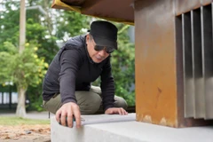 Điêu khắc gia Đào Châu Hải trực tiếp thị sát quá trình lắp đặt tác phẩm tại FCAM. (Ảnh: Flamingo)