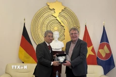 Đại sứ Việt Nam Nguyễn Đắc Thành làm việc Chủ tịch Đảng Cộng sản Đức, ông Patrik Köbele. (Ảnh: Thùy Linh/TTXVN)