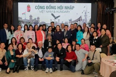 Khách mời và bà con người Việt tại Hungary trong cuộc gặp mặt. (Ảnh: Hoàng Linh/TTXVN)