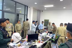 Trong cao điểm chiến dịch, chính quyền Đô thành Phnom Penh phối hợp cùng các cơ quan hữu quan triệt phá nhiều địa điểm được sử dụng làm trung tâm lừa đảo trực tuyến tại các quận trung tâm thủ đô Phnom Penh, bắt giữ hàng trăm nghi phạm, tịch thu nhiều vật chứng. (Ảnh: AKP/TTXVN phát)