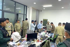 Trong cao điểm chiến dịch, chính quyền Đô thành Phnom Penh phối hợp cùng các cơ quan hữu quan triệt phá nhiều địa điểm được sử dụng làm trung tâm lừa đảo trực tuyến tại các quận trung tâm thủ đô Phnom Penh, bắt giữ hàng trăm nghi phạm, tịch thu nhiều vật chứng. (Ảnh: AKP/TTXVN phát)