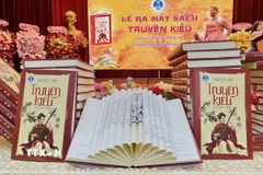 Sách Truyện Kiều ấn bản Tiên Điền được thiết kế hấp dẫn. (Ảnh: Hữu Quyết/TTXVN)