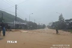 Một số tuyến đường của xã A Lưới 3 bị ngập, nước chảy xiết do mưa lớn. (Ảnh: TTXVN phát)