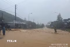 Một số tuyến đường của xã A Lưới 3 bị ngập, nước chảy xiết do mưa lớn. (Ảnh: TTXVN phát)