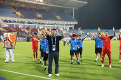 Tuyển Việt Nam giành vé vào bán kết, vì sao ông Kim Sang-sik vẫn không vui?