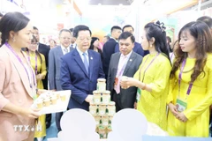 Phó Thủ tướng Chính phủ Mai Văn Chính tham quan các gian hàng Việt Nam tham gia tại CAEXPO lần thứ 22. (Ảnh: Công Tuyên/TTXVN)