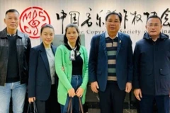 Tổng Giám đốc Trung tâm Bảo vệ Quyền tác giả Âm nhạc Việt Nam Đinh Trung Cẩn (thứ hai từ phải sang) tại cuộc họp của Liên minh Quốc tế các Hiệp hội những Nhà Soạn nhạc và Lời, tổ chức tại Bắc Kinh, Trung Quốc, tháng 10/2025. (Ảnh: Báo Nhân dân)