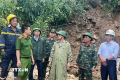 Lãnh đạo tỉnh Khánh Hòa nghe lực lượng cứu hộ, cứu nạn thông tin về việc tìm kiếm nạn nhân. (Ảnh: Phan Sáu/TTXVN)