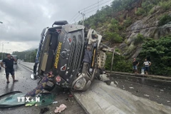 Hiện trường vụ lật xe. (Ảnh: Phan Sáu/TTXVN)