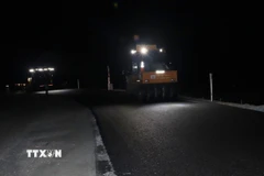 Hơn 2 giờ sáng trên công trường cao tốc Cần Thơ-Cà Mau vẫn sáng đèn của các trang thiết bị thi công. (Ảnh: Tuấn Phi/TTXVN)