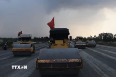 Các nhà thầu tập trung máy móc để thi công xuyên đêm tại công trường cao tốc Cần Thơ-Cà Mau. (Ảnh: Tuấn Phi/TTXVN)