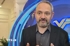 Giáo sư Raphaël Mercier, Giám đốc khoa Sinh học nhiễm sắc thể tại Viện Nghiên cứu Di truyền Cây trồng Max Planck, chia sẻ về “Hạt giống vô tính.” (Ảnh: Thu Phương/TTXVN)