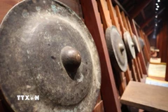 Một bộ cồng chiêng của người Ê Đê được treo ở vị trí trang trọng trong nhà dài truyền thống. (Ảnh: Tuấn Anh/TTXVN)