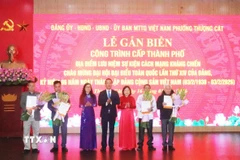 Lãnh đạo phường Thượng Cát (Hà Nội) trao quyết định gắn biển cho đại diện các gia đình và tổ dân phố Hoàng Xá. (Ảnh: Nguyễn Cúc/TTXVN)