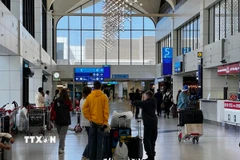 Hành khách tại sân bay quốc tế Dubai, UAE, ngày 7/3/2026. (Ảnh: THX/TTXVN)