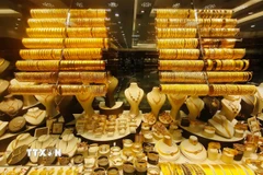 Trang sức vàng được bày bán tại tiệm kim hoàn ở Istanbul, Thổ Nhĩ Kỳ. (Ảnh: THX/TTXVN)