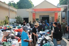 Điểm tiếp nhận hỗ trợ đồng bào miền Trung của “Đội xe 0 đồng Hà Nội” 105 Xuân La, phường Xuân Đỉnh, Hà Nội. (Ảnh: Lê Đông/TTXVN)