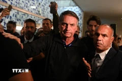 Cựu Tổng thống Brazil Jair Bolsonaro (giữa) tại Brasilia ngày 21/7/2025. (Ảnh: THX/TTXVN)