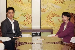 Chủ tịch Đảng Dân chủ Tự do (LDP) cầm quyền Sanae Takaichi (phải) và người đứng đầu Đảng Đổi mới Nhật Bản Hirofumi Yoshimura tham dự một cuộc họp ở Tokyo ngày 15/10. (Ảnh: China Daily)