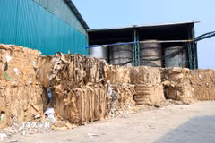Cơ sở tái chế giấy trên địa bàn xã Đông Cuông, tỉnh Lào Cai chưa đáp ứng đủ điều kiện để hoạt động, chưa hoàn thiện hồ sơ về môi trường theo quy định, bị xử phạt vi phạm hành chính 138 triệu đồng. (Ảnh: Anh Thùy/TTXVN)