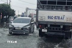 Ngập nặng trên Quốc lộ 1A đoạn đi qua tỉnh Cà Mau khiến giao thông hết sức khó khăn. (Ảnh: Trung Hiếu/TTXVN)