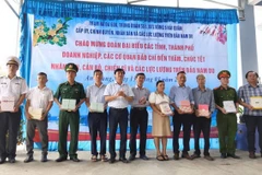 Đại diện đoàn đại biểu tỉnh Tây Ninh trao tặng những phần quà ý nghĩa tới các lực lượng trên đảo Nam Du. (Ảnh: TTXVN phát)