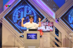 Em Trần Bùi Bảo Khánh, lớp 12 Sinh, Trường Trung học phổ thông Chuyên Hà Nội-Amsterdam vô địch Cuộc thi Đường lên đỉnh Olympia. (Ảnh: TTXVN phát)