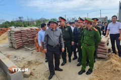 Phó Thủ tướng Hồ Quốc Dũng đề nghị đơn vị thi công đẩy mạnh hoàn thành khu tái định cư cho người dân bị thiệt hại. (Ảnh: Sỹ Thắng/TTXVN)