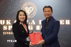 Bà Nguyễn Thị Li Lê, Chủ tịch VBUK và ông Nguyễn Thành Vinh, Chủ tịch VBAB, trao MOU về tăng cường hợp tác giữa hai Hội. (Ảnh: Hữu Tiến/TTXVN)