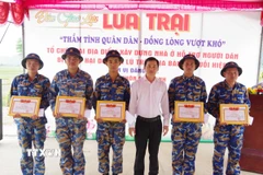 Chính quyền địa phương xã Suối Hiệp tặng giấy khen cho lực lượng quân đội có thành tích xuất sắc trong việc dựng lại nhà ở cho người dân vùng lũ, theo chiến dịch Quang Trung. (Ảnh: Phan Sáu/TTXVN)