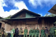 Di chuyển 4 ngôi nhà ở của đồng bào khu vực có nguy cơ sạt lở núi tại thôn Da'ding, xã Hùng Sơn, thành phố Đà Nẵng đến nơi an toàn. (Ảnh: Hoàng Sơn/TTXVN)