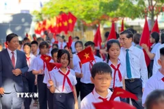 Chủ tịch Ủy ban Nhân dân thành phố Đà Nẵng Lương Nguyễn Minh Triết chào đón các học sinh tại lễ khai giảng năm học mới trường THCS Phạm Văn Đồng (xã Bà Nà). (Ảnh: Khoa Chương/TTXVN).