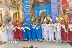 Ban Thường trực Hội thánh Cao Đài Tiên Thiên nhiệm kỳ 2025-2030 ra mắt Đại hội. (Ảnh: Huỳnh Phúc Hậu/TTXVN)