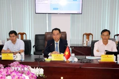 Chủ tịch UBND tỉnh Vĩnh Long Lữ Quang Ngời (giữa) phát biểu tại buổi làm việc. (Ảnh: Phạm Minh Tuấn/TTXVN)