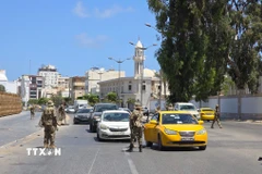 Lực lượng an ninh Libya tuần tra tại thủ đô Tripoli, ngày 13/5/2025. (Ảnh: THX/TTXVN).