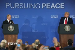 Tổng thống Mỹ Donald Trump (phải) và Tổng thống Nga Vladimir Putin tại cuộc họp báo chung ở Alaska, Mỹ, ngày 15/8/2025. (Ảnh: THX/TTXVN)