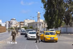 Lực lượng an ninh Libya tuần tra tại thủ đô Tripoli, ngày 13/5/2025. (Ảnh: THX/TTXVN).