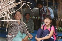 Niềm vui của trẻ vùng sông nước khi đến trường. (Ảnh: Tuấn Phi/TTXVN)