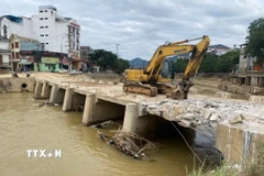 Ngày 22/10, cây cầu ngầm bắc qua Sông Hiến, phương Thục Phán, tỉnh Cao Bằng chính thức bị dỡ bỏ. (Ảnh: Quốc Đạt/TTXVN)